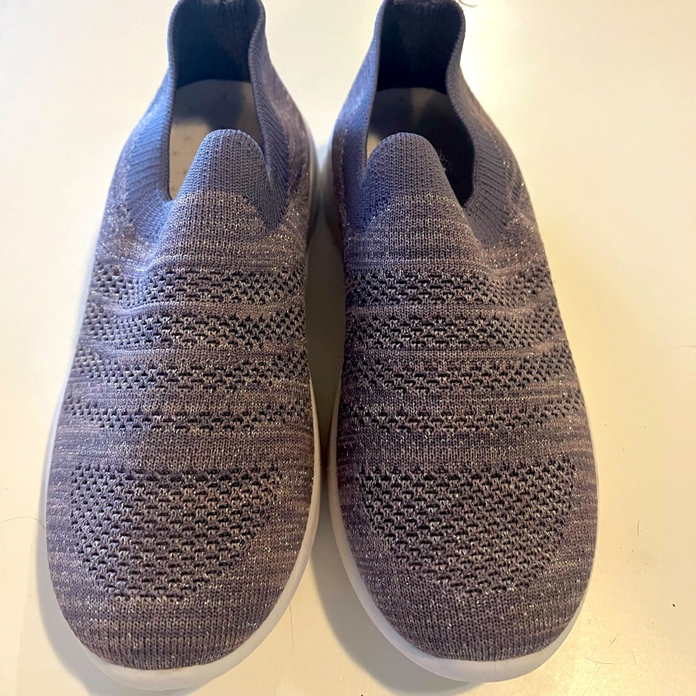 Girls Size 2.5 slip on sneakers